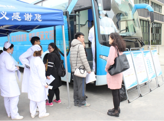 市五院医务人员 积极参加港区白衣战士无偿献血活动.jpg