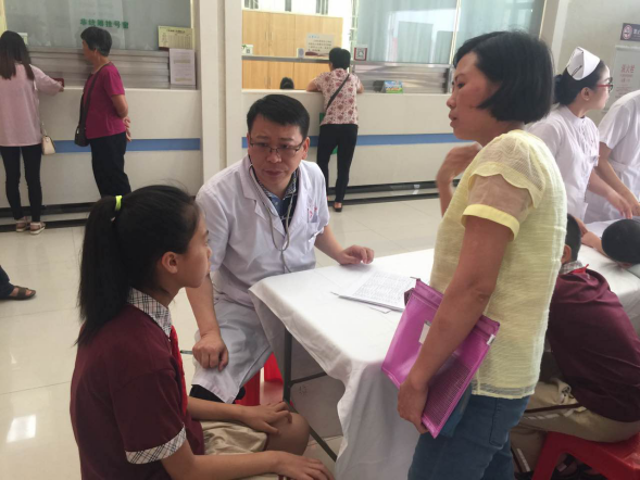 呵护儿童健康——市五院举行庆“六一”关爱身体欠健康儿童义诊活动